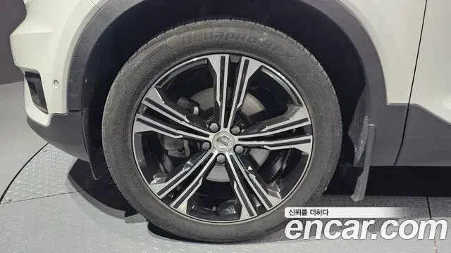 Volvo XC40 2021 — Photo 32/33