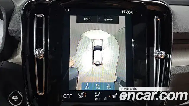 Volvo XC40 2021 — Photo 9/33