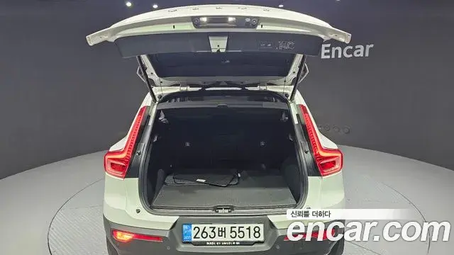 Volvo XC40 2021 — Photo 20/33