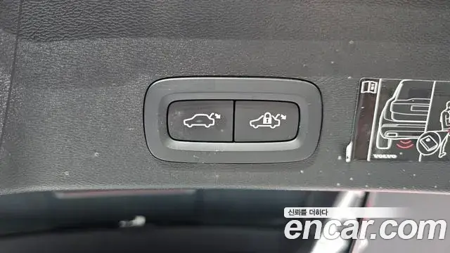 Volvo XC40 2021 — Photo 30/33