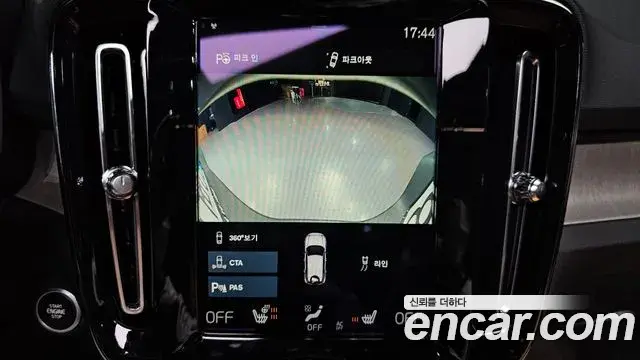 Volvo XC40 2021 — Photo 33/33