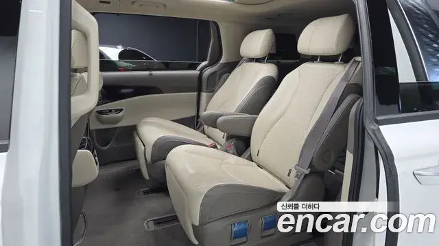 Kia Carnival 2021 — Фото 12/20