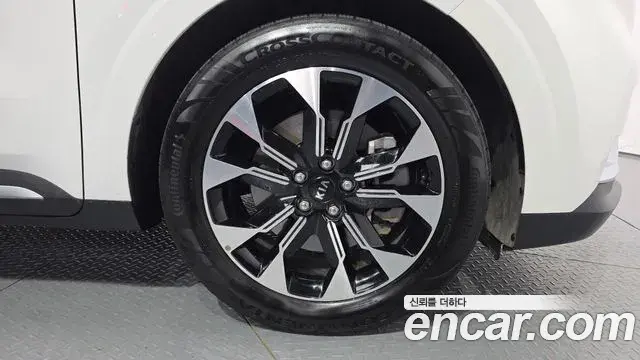 Kia Carnival 2021 — ფოტო 2/32
