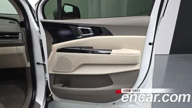 Kia Carnival 2021 — ფოტო 26/32