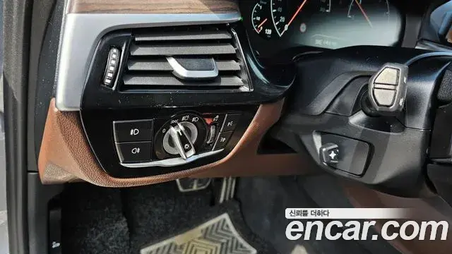 BMW 5 Series 2019 — ფოტო 11/20