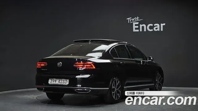 Volkswagen Passat GT 2018 — Şəkil 24/30