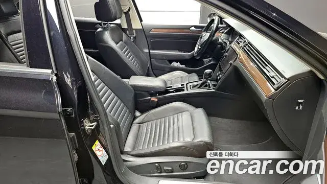 Volkswagen Passat GT 2018 — Şəkil 14/30
