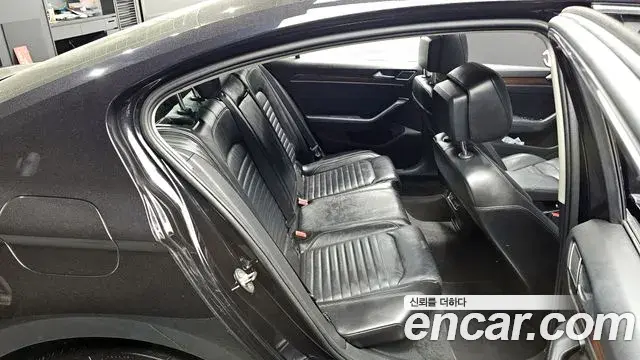 Volkswagen Passat GT 2018 — Şəkil 28/30