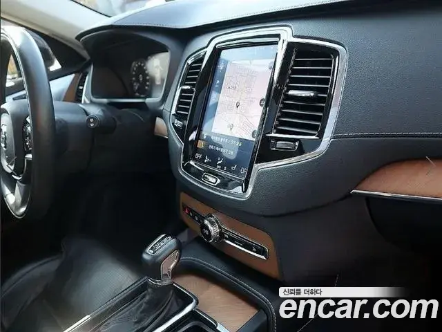 Volvo XC90 2018 — Photo 2/20