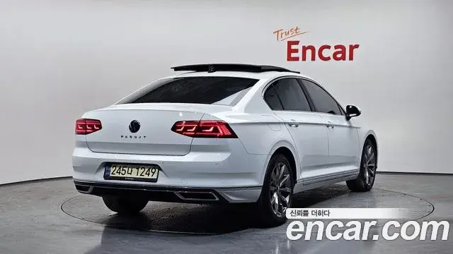 Volkswagen Passat GT 2022 — Şəkil 28/33
