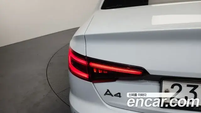 Audi A4 2019 — Photo 1/31