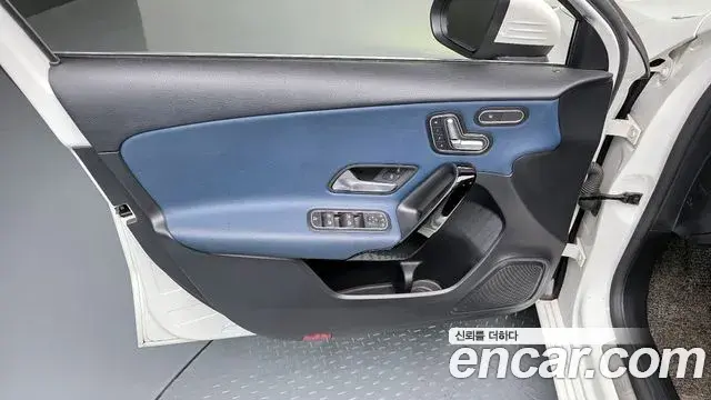Mercedes-Benz A-Class 2019 — Şəkil 17/32