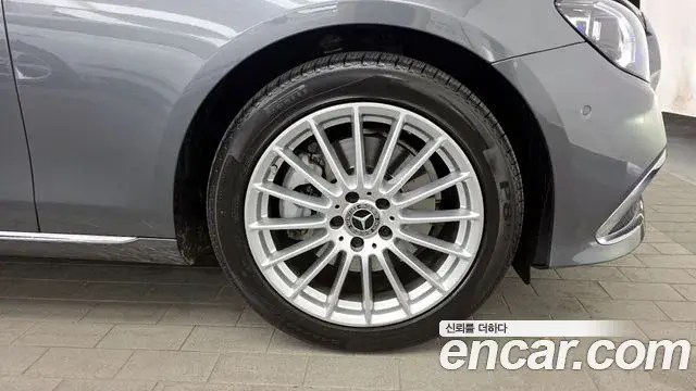 Mercedes-Benz E-Class 2021 — Photo 29/32