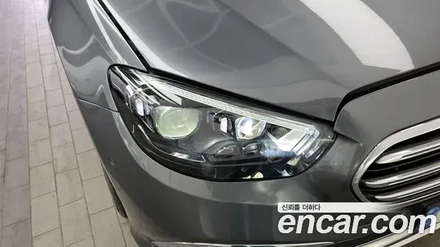 Mercedes-Benz E-Class 2021 — Photo 17/32