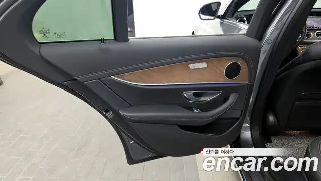 Mercedes-Benz E-Class 2021 — Photo 18/32
