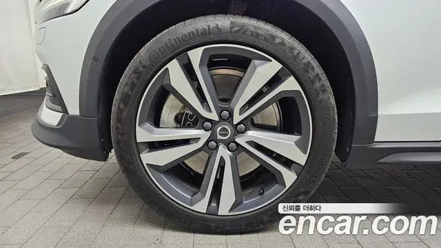 Volvo V60 Cross Country 2021 — ფოტო 2/20