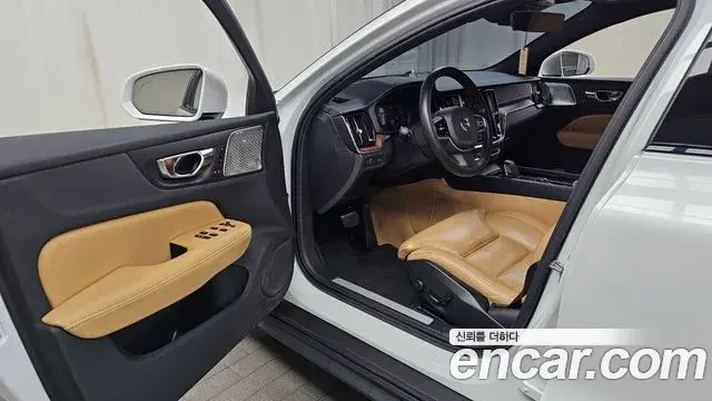 Volvo V60 Cross Country 2021 — ფოტო 6/20
