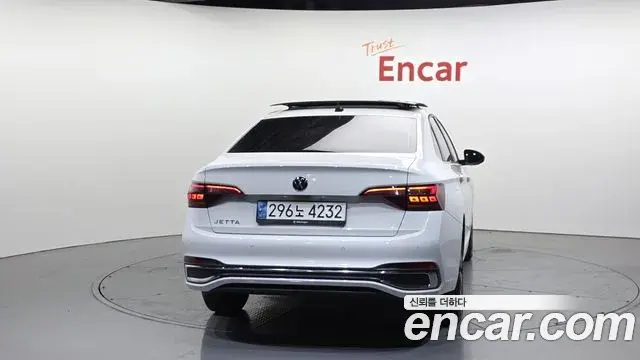 Volkswagen Jetta 2023 — ფოტო 14/20