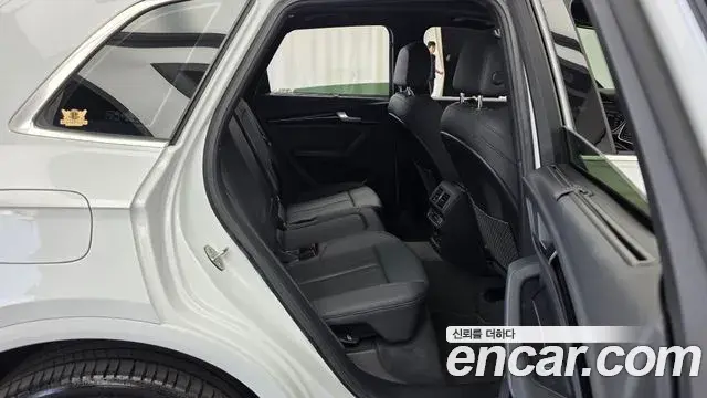 Audi Q5 2022 — ფოტო 28/36