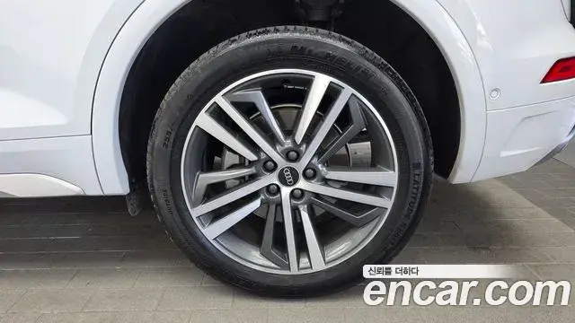 Audi Q5 2022 — ფოტო 31/36