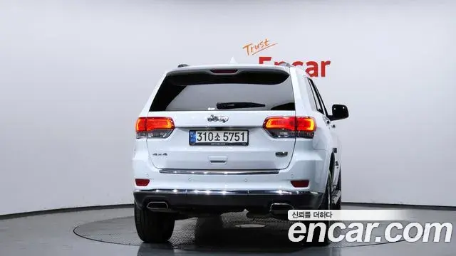 Jeep Grand Cherokee 2021 — Photo 16/20