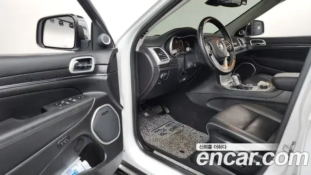 Jeep Grand Cherokee 2021 — Photo 14/20