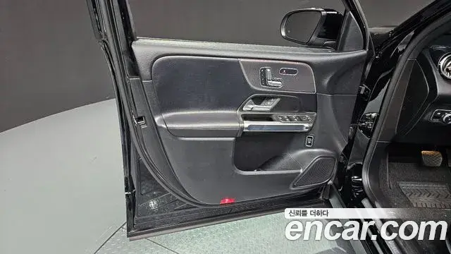 Mercedes-Benz GLB-Class 2021 — Photo 28/36