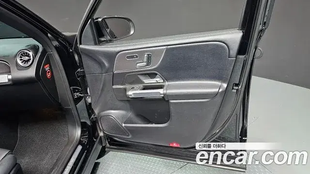 Mercedes-Benz GLB-Class 2021 — Photo 5/36