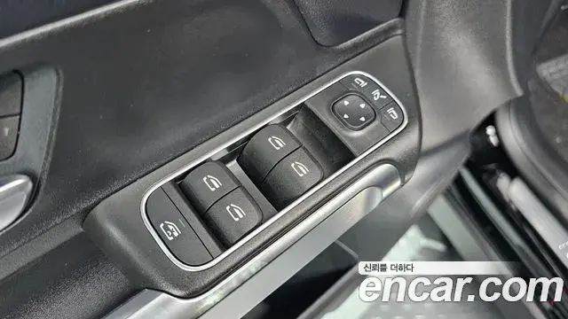 Mercedes-Benz GLB-Class 2021 — Photo 31/36