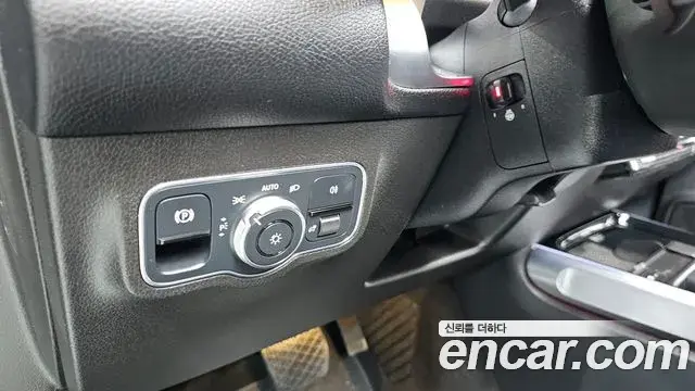 Mercedes-Benz GLB-Class 2021 — Photo 8/36