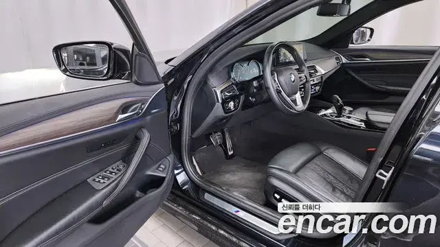 BMW 5 Series 2018 — Фото 10/20