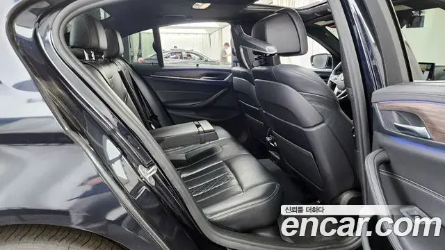 BMW 5 Series 2018 — Фото 12/20