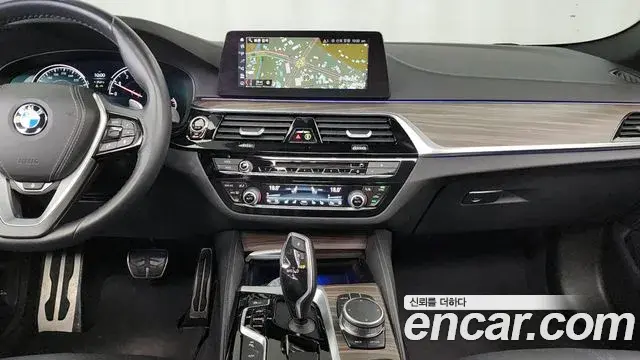 BMW 5 Series 2018 — Фото 14/20