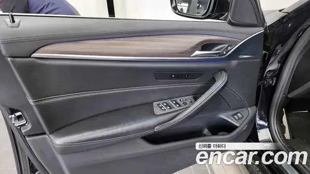 BMW 5 Series 2018 — ფოტო 19/34