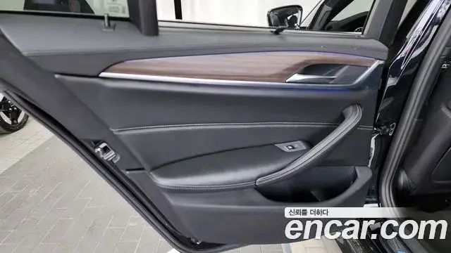 BMW 5 Series 2018 — ფოტო 16/34