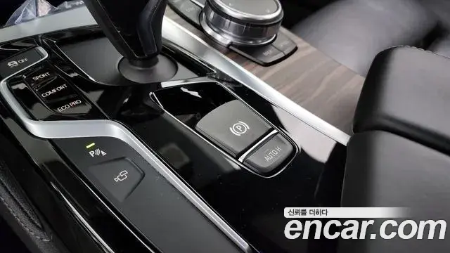 BMW 5 Series 2018 — ფოტო 23/34