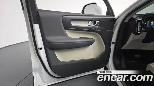 Volvo XC40 2022 — Şəkil 9/33