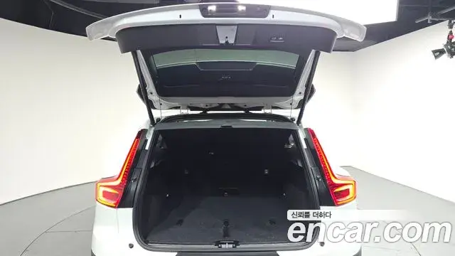 Volvo XC40 2022 — Şəkil 12/33