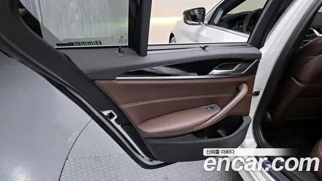 BMW 5 Series 2018 — ფოტო 15/30