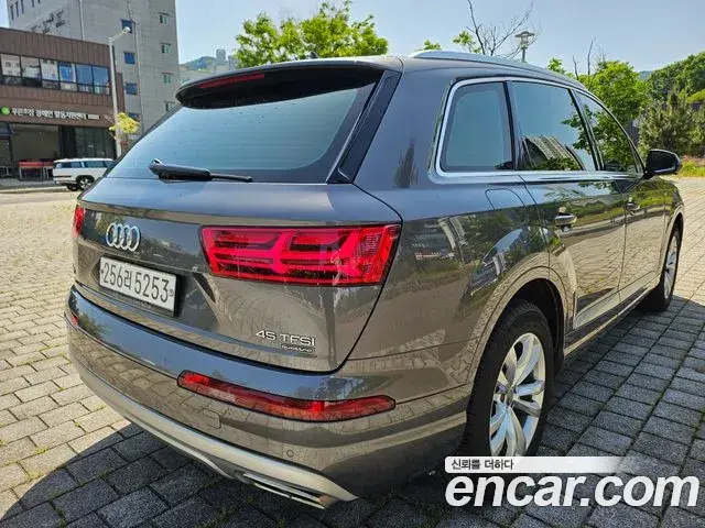 Audi Q7 2019 — ფოტო 19/20