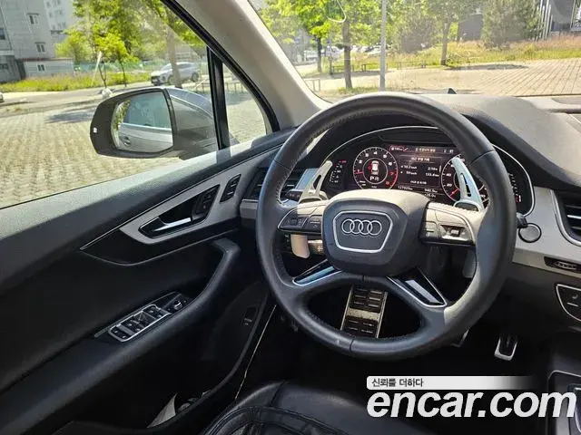 Audi Q7 2019 — ფოტო 18/20