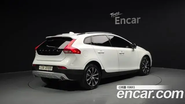 Volvo V40 Cross Country 2019 — Photo 30/38