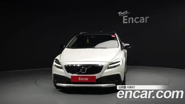 Volvo V40 Cross Country 2019 — Photo 31/38