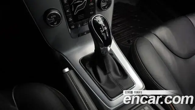 Volvo V40 Cross Country 2019 — Photo 34/38