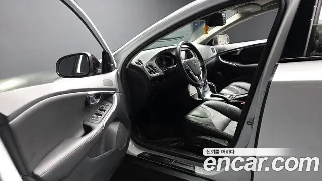 Volvo V40 Cross Country 2019 — Photo 12/38