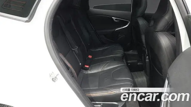 Volvo V40 Cross Country 2019 — Photo 22/38