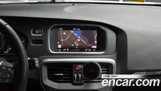 Volvo V40 Cross Country 2019 — Photo 17/38