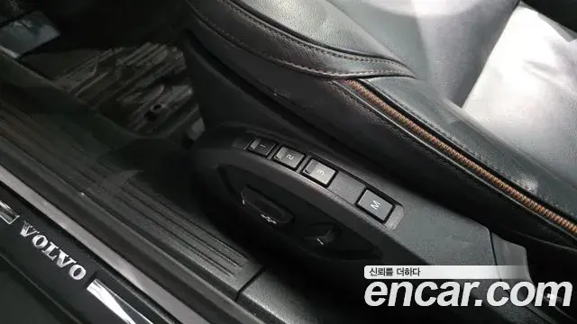 Volvo V40 Cross Country 2019 — Photo 33/38
