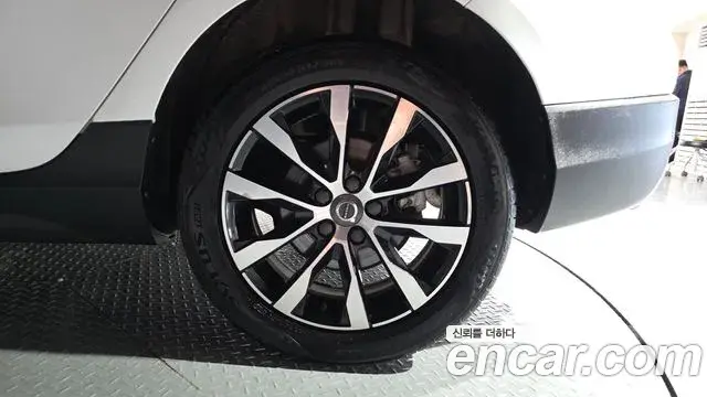 Volvo V40 Cross Country 2019 — Photo 37/38