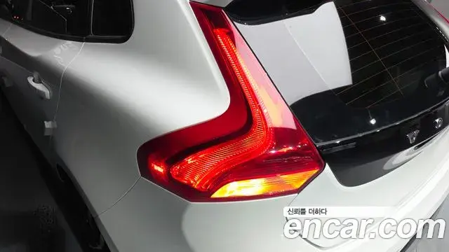 Volvo V40 Cross Country 2019 — Photo 9/38